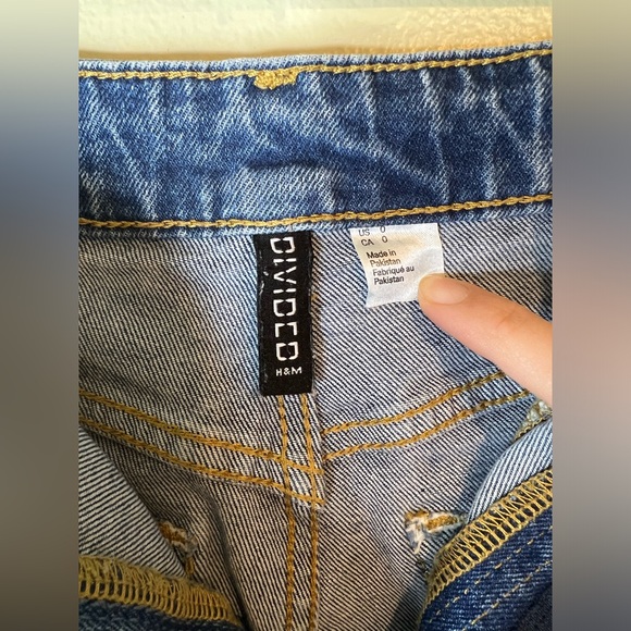 H&M Loose Fit High Rise Mom Jeans - Picture 9 of 10